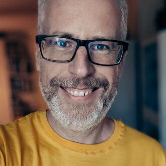 Porträt von Knut in gelbem T_Shirt